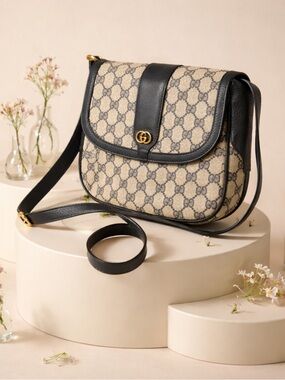 Gucci Crossbody/Shoulder Bag .